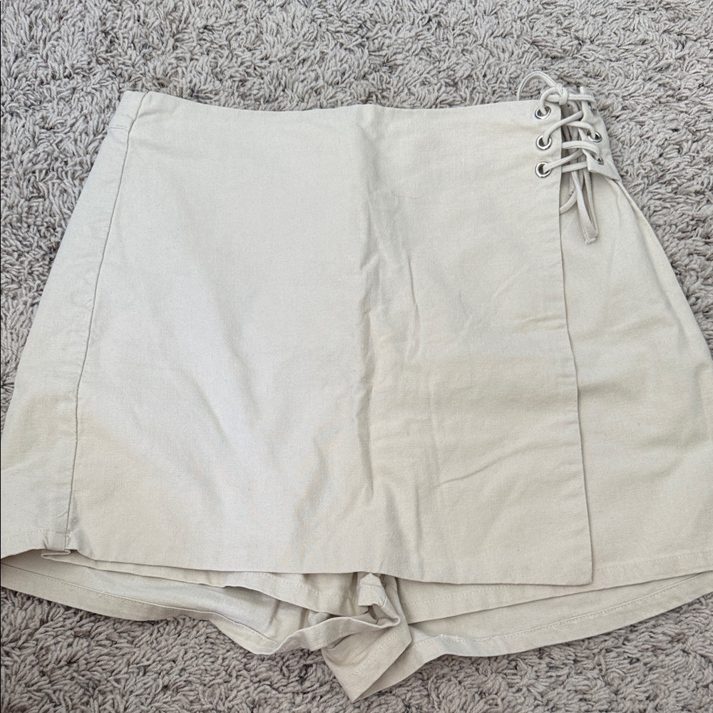 Women’s Revolve SuperDown khaki skort shorts size Medium